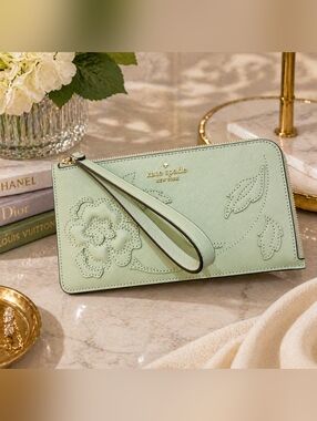 Kate Spade Lucy Floral Applique Medium L-zip Wristlet. NWT
